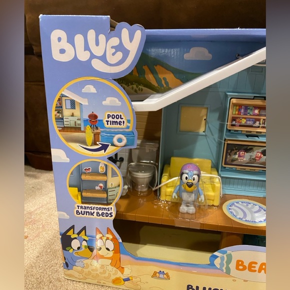 Bluey's Beach Cabin Playset with Exclusive Figure and 10 Play Pieces - Picture 2 of 4